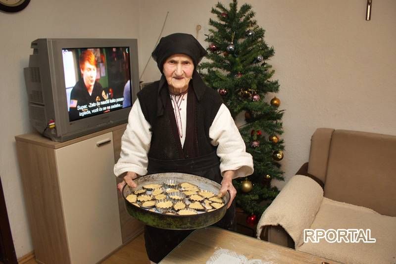 Baka Marta i u 91 godini pravi božićne kolače