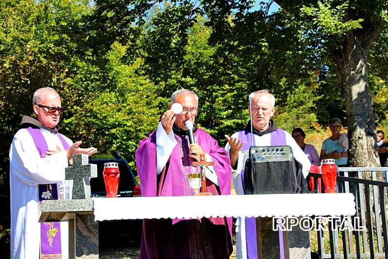 Foto: Služena Misa za pobijene stanovnike Maglica