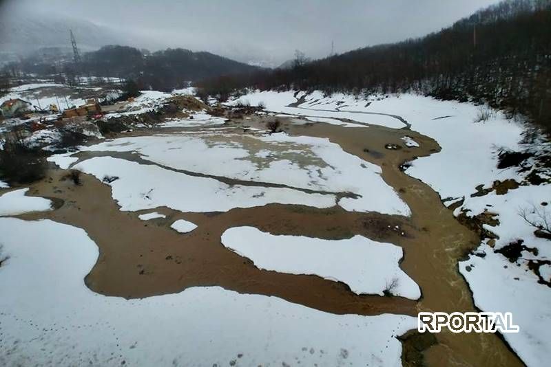 Foto: Otapanje snijega donijelo brojne probleme