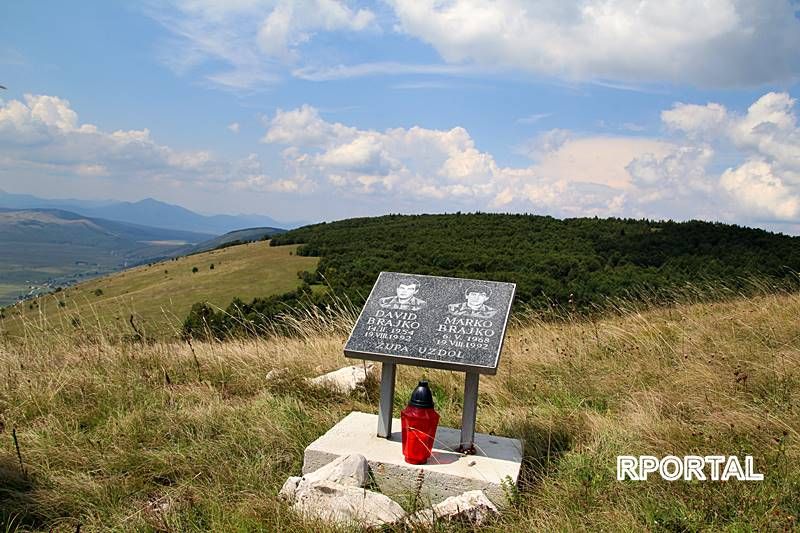 Spomen ploča poginulima Davidu i Marku Brajko