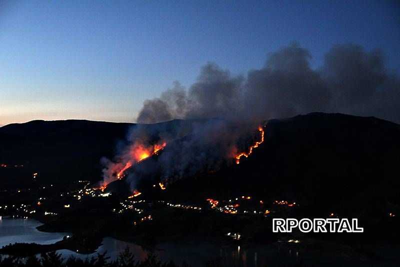 Foto: Požar se raširio na dva kraka i nije pod nadzorom