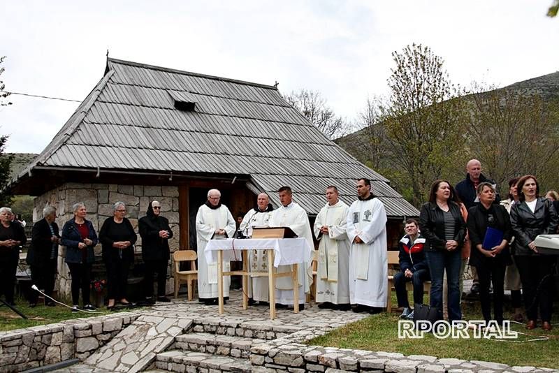 Foto: Okupljanje Rumbočana i sv. misa na Zahumu