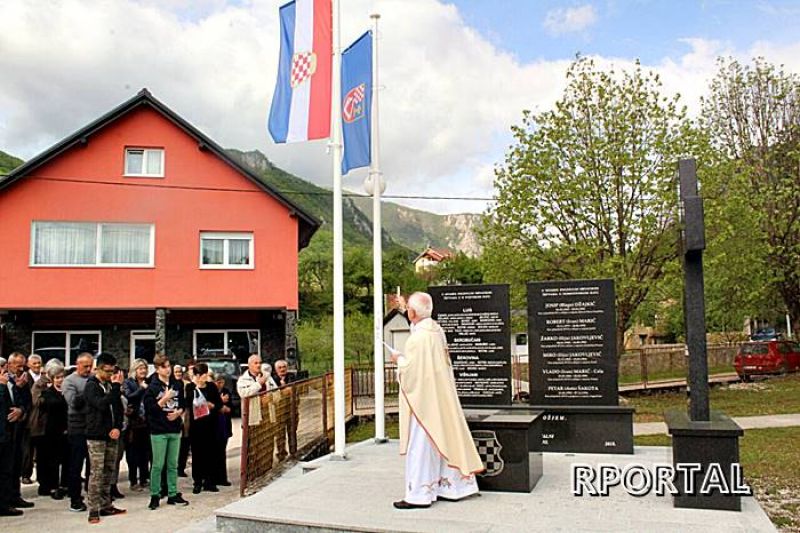 Foto: Blagoslov i otkrivanje spomenika na Lugu