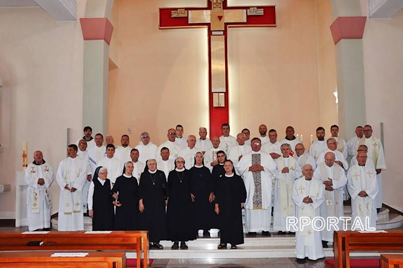 Foto: Župa Prozor – Dan posvete crkve, Zlatna misa i Dan duhovnih zvanja