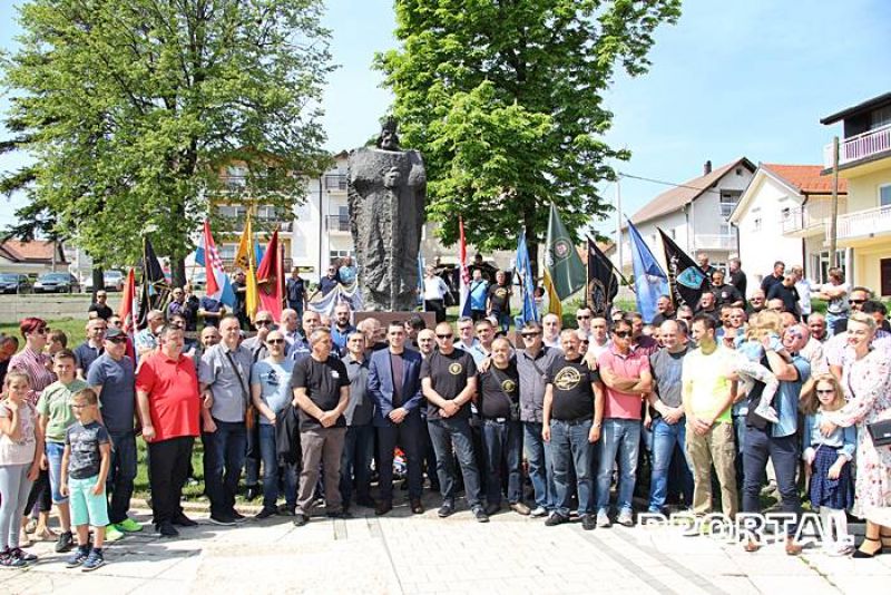 Zajednička fotografija ispred spomen-obilježja braniteljima